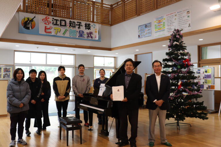 江口様に感謝‼ 伊是名中学校に「グランドピアノ」寄贈 オフィス名嘉